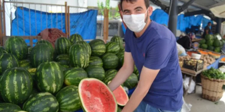 Boluda, Karpuzlar Herkes Alabi̇lsi̇n Di̇ye Yarım Ve Çeyrek Satılıyor