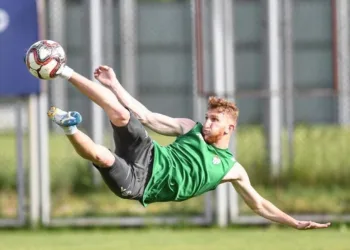 Burak Kapacak’a kancayı taktılar