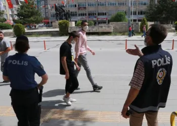 Burdur’da gençler, sosyal mesafeye uymadı