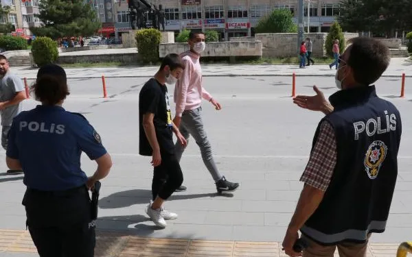 Burdur’da gençler, sosyal mesafeye uymadı