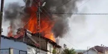 Bursa’da 2 ahşap ev, alev alev yandı