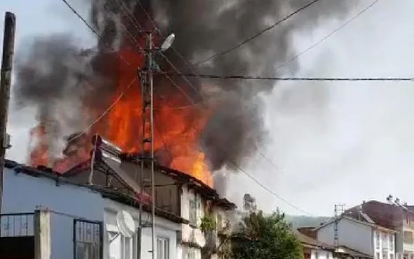 Bursa’da 2 ahşap ev, alev alev yandı