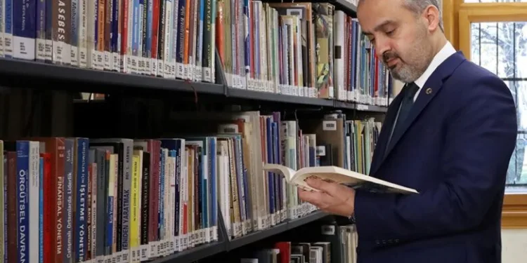Bursa’da 3 bin kitap hediye edildi