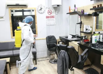 Bursa’da berber ve kuaförlerde açılış hazırlığı