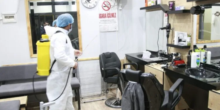 Bursa’da berber ve kuaförlerde açılış hazırlığı
