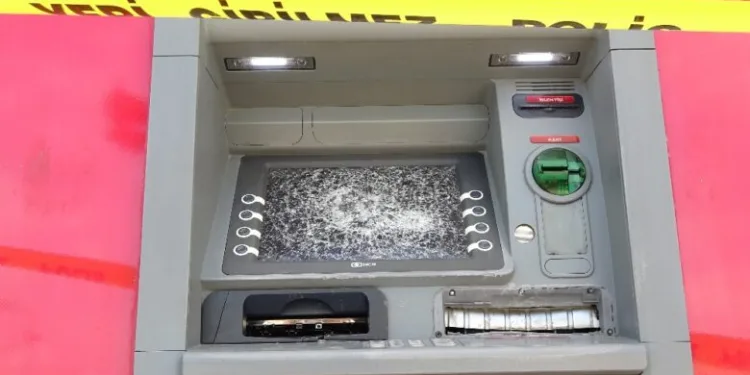 Bursa’da ATM’leri parçalayan kadın: “Cinnet Getirdim”
