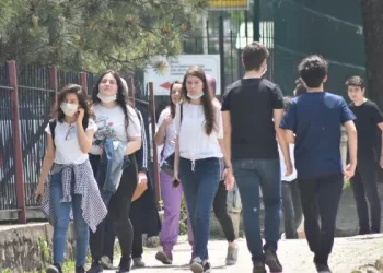 Bursa’da sokağa çıkan gençler, sosyal mesafe kuralına uymadı