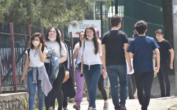 Bursa’da sokağa çıkan gençler, sosyal mesafe kuralına uymadı