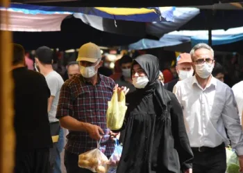 Bursa’da sokağa çıkma yasağı öncesi pazarlar dolup, taştı