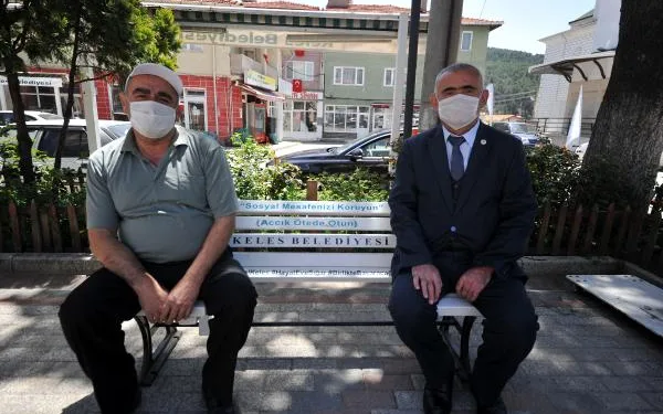 Keles’teki banklarda uyarı var! ‘Accık ötede otun’