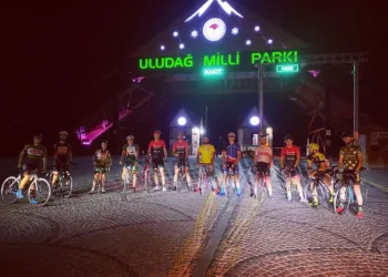 Bursalı bi̇si̇kletçi̇ler iftarda Uludağ’a pedal çevi̇rdi̇