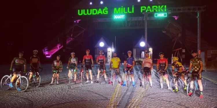 Bursalı bi̇si̇kletçi̇ler iftarda Uludağ’a pedal çevi̇rdi̇