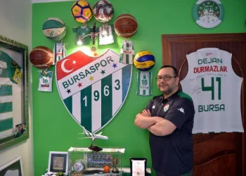 Bursaspor sevgisiyle evini müzeye çevirdi