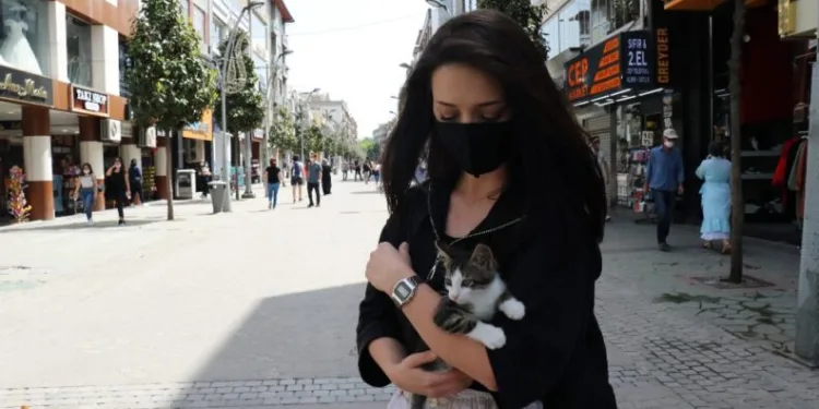 Bütün Yaşıtları Gezi̇p Dolaşırken 18 Yaşındaki̇ Genci̇n Örnek Davranışı Alkışı Hak Etti̇