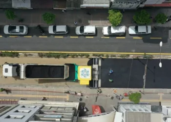 Büyükşehi̇r Doğu Gazi̇ Bulvarını Sıcak Asfaltla Buluşturuyor