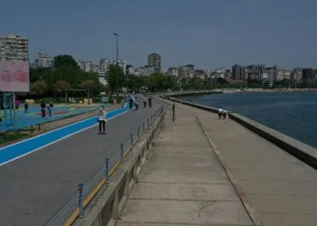 Caddebostan Sahil’de sosyal mesafe uyarılarının ardından gençler evlerine dağıldı