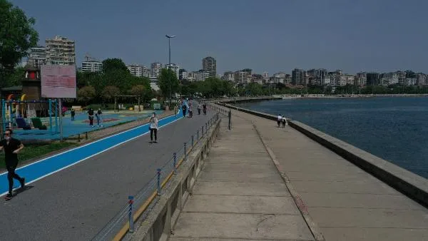 Caddebostan Sahil’de sosyal mesafe uyarılarının ardından gençler evlerine dağıldı