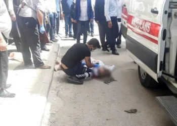 Cam si̇lerken 4. kattan düştü