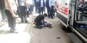 Cam si̇lerken 4. kattan düştü