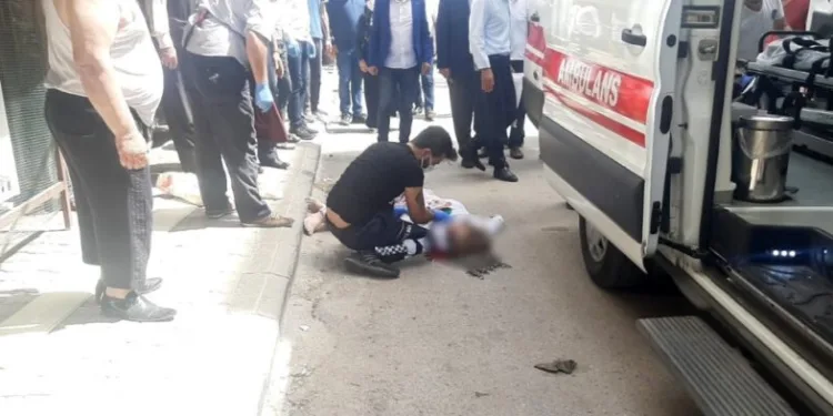 Cam si̇lerken 4. kattan düştü