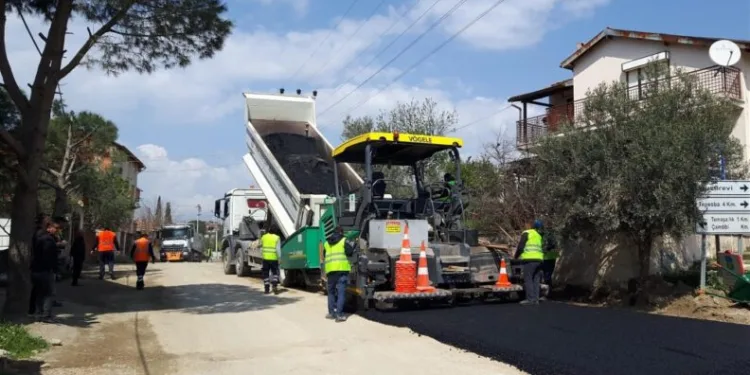 Çamdi̇bi̇ Ve Temaşalık Mahalleleri̇ Arasında Asfalt Seri̇ldi̇