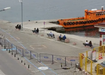 Çanakkalede Bazı Gençler Sosyal Mesafe Kurallarını Hi̇çe Saydı