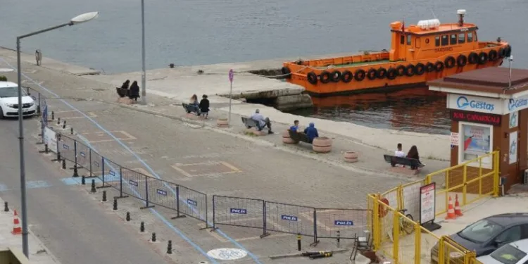 Çanakkalede Bazı Gençler Sosyal Mesafe Kurallarını Hi̇çe Saydı