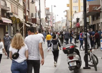 Çanakkale’de gençler sosyal mesafe kuralını hiçe saydı