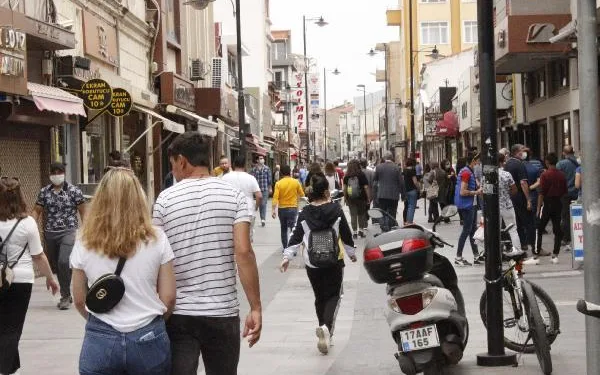 Çanakkale’de gençler sosyal mesafe kuralını hiçe saydı