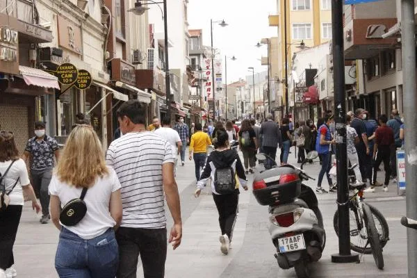Çanakkale’de gençler sosyal mesafe kuralını hiçe saydı