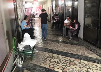 Çay ocağında oturanları görüntüleyip şikayet ettiler