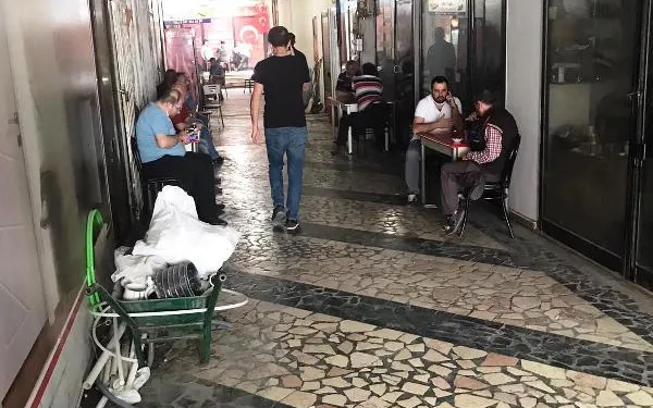 Çay ocağında oturanları görüntüleyip şikayet ettiler