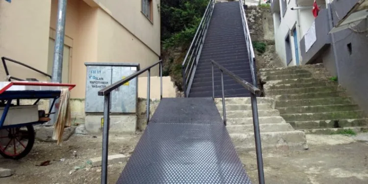 Mudanya’da aşınan merdivenler çelikle kaplandı