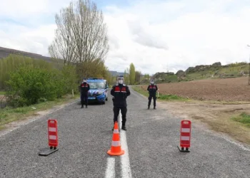 Toplu cenaze namazı kılınan köyde karantina süresi uzatıldı