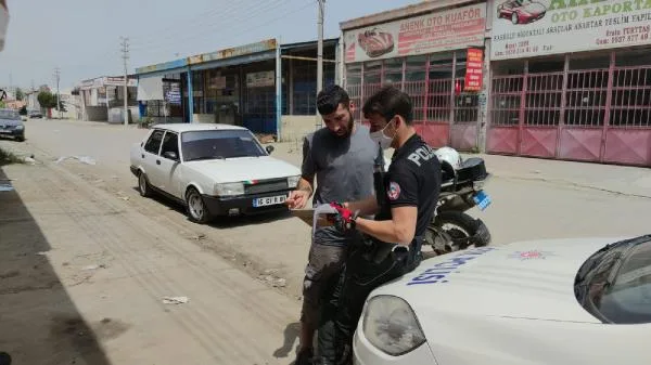 Cezaevinden izinli çıkan ehliyetsiz sürücü, kovalamacada yakalandı
