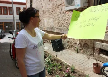 Çi̇çek Hırsızına Afi̇şle Önce Çağrı, Sonra Teşekkür