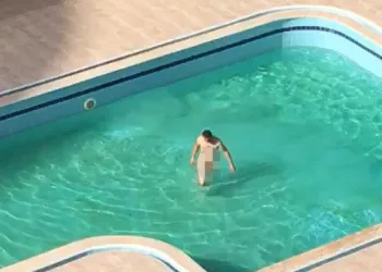 Çırılçıplak Havuza Gi̇rdi̇, Mahalle Zor Anlar Yaşadı