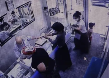 Çocukla geldikleri kuyumcuda 33 altın yüzüğü çalan 3 kadın yakalandı