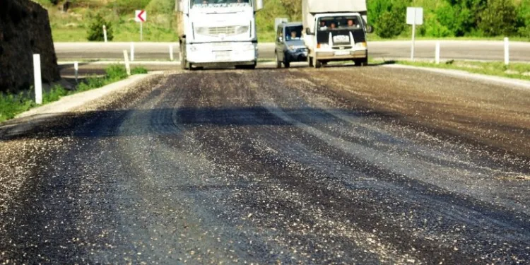 Çöl Sıcakları Gelmeden Asfalt Eri̇di̇