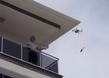 Evden çıkamayanlara drone ile maske dağıtıldı