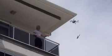 Evden çıkamayanlara drone ile maske dağıtıldı