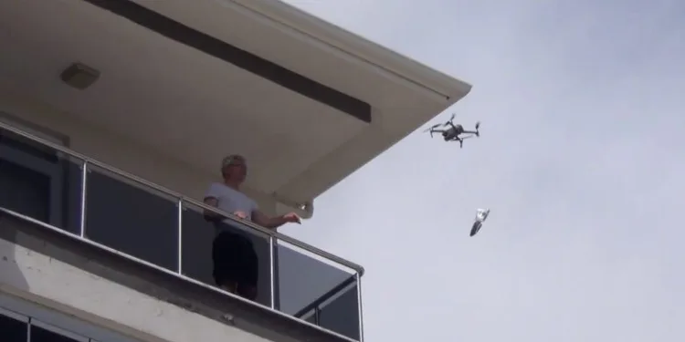Evden çıkamayanlara drone ile maske dağıtıldı
