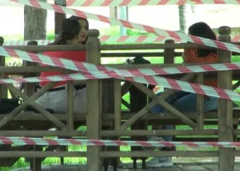 Çorum’da gençler parklara akın etti, sosyal mesafe unutuldu