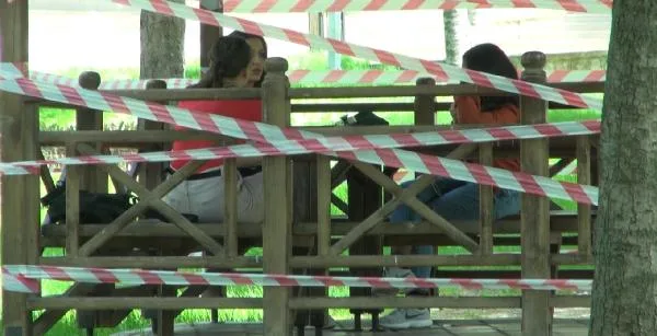 Çorum’da gençler parklara akın etti, sosyal mesafe unutuldu