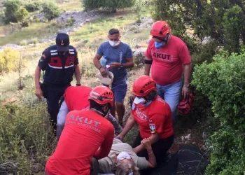 Dağlık alanda mahsur kalan kadın ve oğlu kurtarıldı