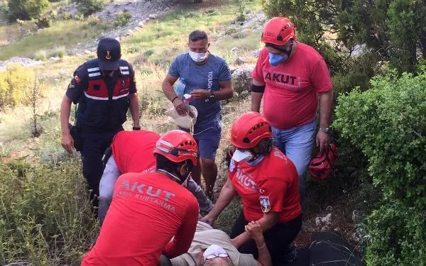 Dağlık alanda mahsur kalan kadın ve oğlu kurtarıldı