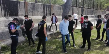 Denize giren gençlere 25 bin TL ceza