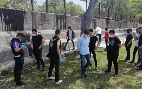 Denize giren gençlere 25 bin TL ceza
