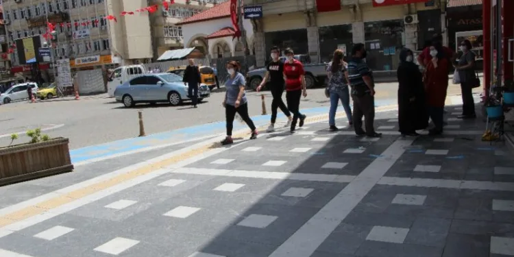 Devrekli̇ Gençler Günler Sonra Sokaklara Akın Etti̇ler