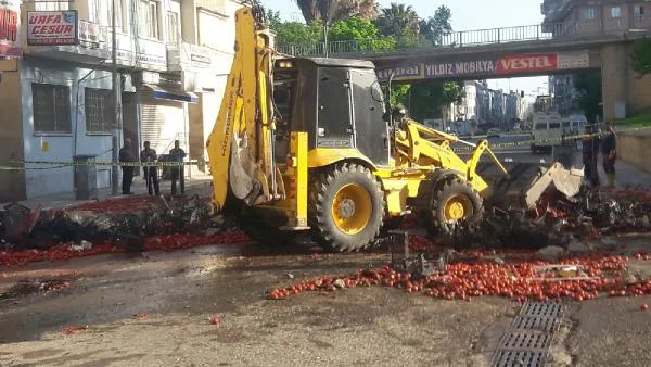 Devrilen kamyonun sürücüsü öldü, kaza güvenlik kamerasına yansıdı